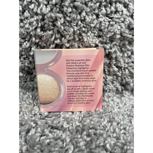 Mally Beauty Positive Radiance Skin Perfecting Highlighter Sparkling Champagne - Picture 4 of 8